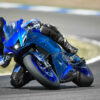2022-Yamaha-YZF700R7-EU-Icon_Blue_-Action-001-03